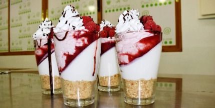 Postre en copa cheesecake y mousse de frambuesa