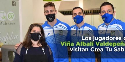Los jugadores de Viña Albali Valdepeñas visitan Crea Tu Sabor