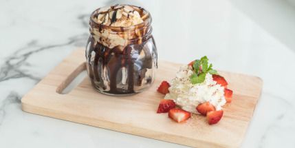 Receta de Parfait de Brownie y Yogur de Frutos del Bosque