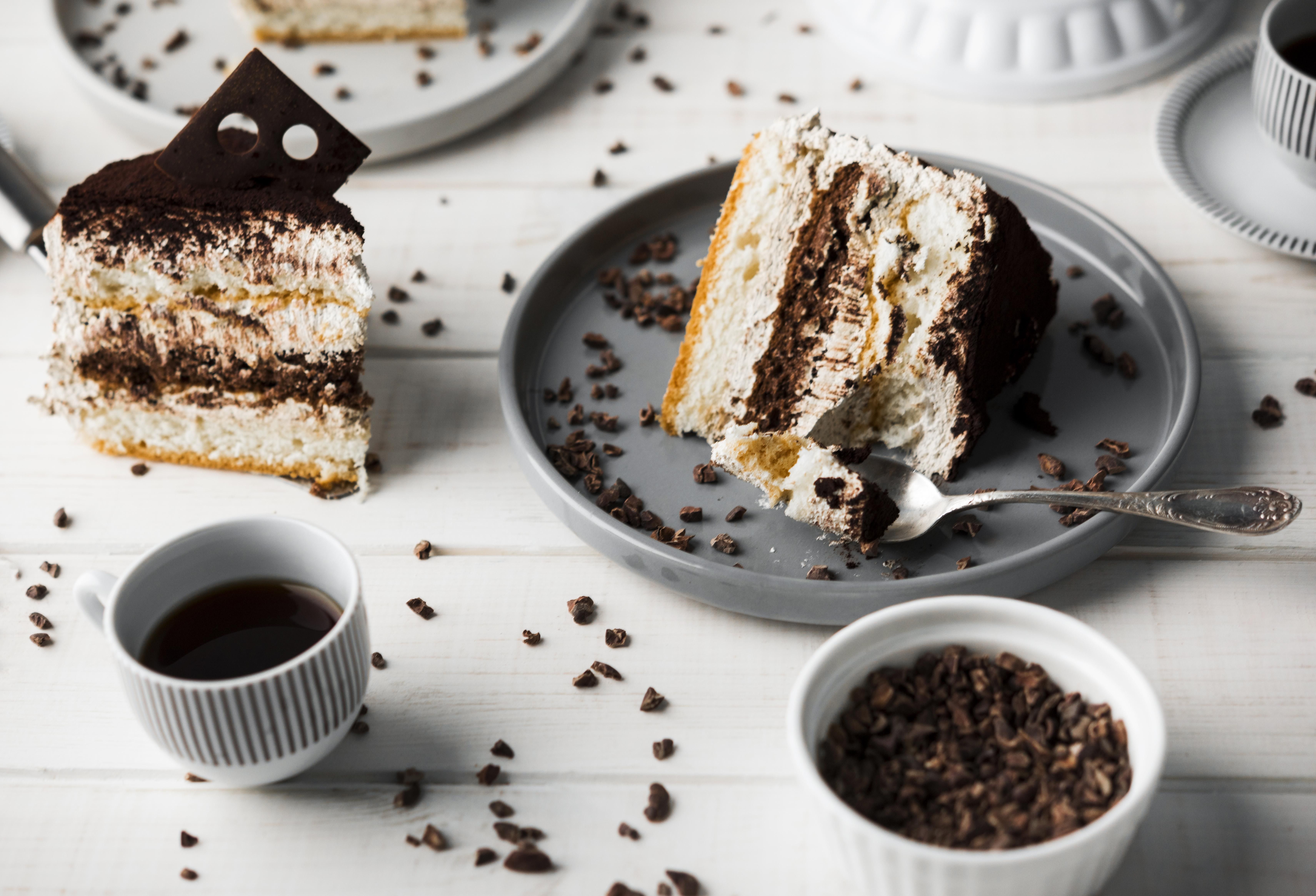 Receta de tarta de tres chocolates: un postre irresistible