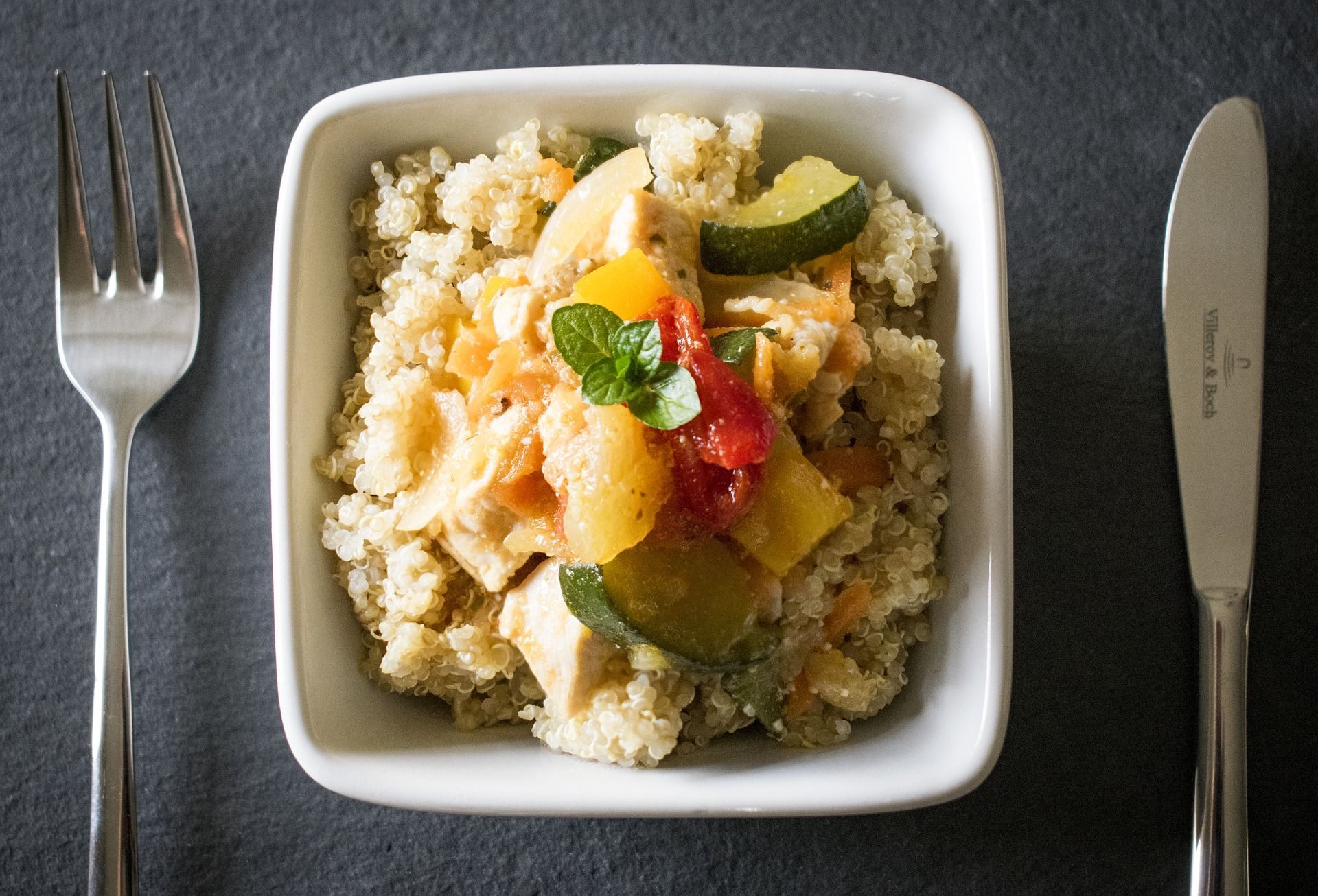 Recetas para celiacos: quinoa con verduras y huevo frito